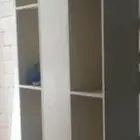 رف مكتبي وشاشة تلفزيون