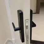 قفل باب ذكي الصناعة صيني الون اسود ضمان سنتين يركب على الحد