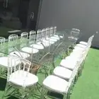 تاجير كراسي شفاف وطاولات قزاز مع تنسيق ورد