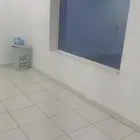 استراحه للايجار عزاب فيها مكيف وقريبة الخدمات