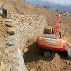 بكلين لقص الأراضي وبنا الحجر