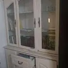 خزانة وطاولة طعام خشبية.