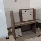 يوجد مكاتب مع الكراسي نضيفه جدا للبيع