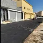 متخصصون في عمل الاسفلت بجوده وسعر مناسب لجميع