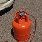 أسطوانة غاز مع الساعة