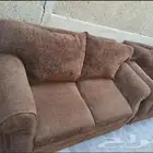 كنب ومكتبتين تلفزيون مجانا لمن يحتاج لهم
