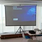 ايجار بروجكتر وشاشة عرض مع ستاند متنقل مناسب لعرض المباريات
