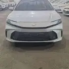 تويوتا كامري 2025 هايبرد LE سقف بانوراما ابيض
