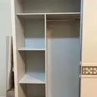 دولاب كبير وتسريحه نظيفه جدا