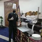 شيف سمبوسة وسلطات.