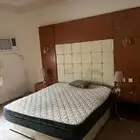سرير وتسريحة و ستاره