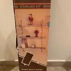 طاولة عصرية وصور ورفوف ورشاش ماء للحديقة وصناديق تخزين