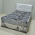 غرفة نوم مع مرتبة وموقد غاز