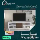 طاولة شاشة بأرفف لون ابيض مع بني