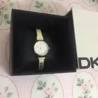 ساعة دكني بناتيه لون سكري بذهبي