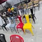 كراسي حديد وفايبر ب اشكال والوان مختلفة