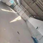 موقع ورشة للبيع سمكرة و ميكانيكا وسط مجمع