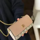 يوجد لدينا جميع انواع الشنط جمله وقطاعي