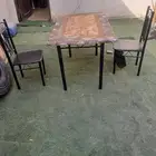 طاولة طعام مع كرسيين