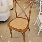 كراسي خشب وطاولات