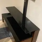 طاوله مع حامل شاشه نضيفه ع الشرط