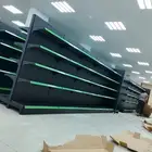 رفوف سوبر ماركت اسود   أبيض