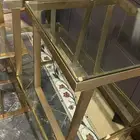 طاوله لون ذهبي الحاله سليمه