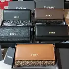 يوجد لدينا جميع انواع الشنط جمله وقطاعي