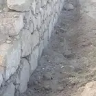 يوجد لديناء بكلينات لبنيان الحجر المقصوص.والحجرالعايدي وقلاب