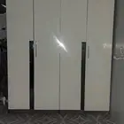 خزانة بيضا وفضي للبيع استعمال خفيف 4 أبواب بسعر معقول