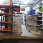 يوجد لدينا جميع انواع الرفوف جديد ومستخدم فك وتركيب