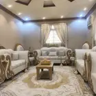 9 قطع للبيع مع السجاد و الطاولات و الستائر