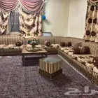 مجلس بني نظيف مع طاولاته وستائره.