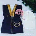 مدس مواليد على شكل بشت مع طاقيه شكل شماغ وثوب مع تطريز الاسم