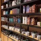 رفوف محلات القهوة