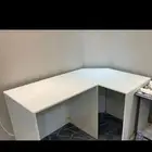 طاولة جديدة نظيفة