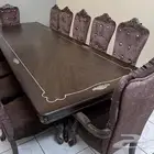 طاولة إجتماعات أو طعام كبيرة مع دولاب وتسريحة
