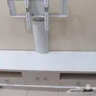 طاولة شاشة ايكيا مستخدمة ونظيفة للبيع