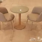 كرسيين وطاولة كوفي