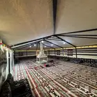 بيت 7 13.هيكل حديد وجها سحاب شفاف وشعر مفروش مع مشب