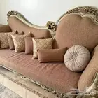 كنب مجلس لون بيج على احمر بسيط