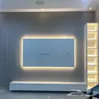 شاشه تلفزيون أنيقه مع ارفف خشبيه