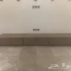 للبيع طاولة بلازما جديده مع رفوف داخليه بطول 3.30م وعمق 50سم