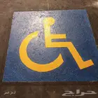 تخطيط طرق ومواقف سيارات وعلامة ذوي الهمم