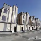 للبيع شقه دور ارضي حوش ومدخل سياره تشطيب راقي بالضيافه