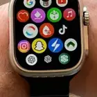 ساعه ذكيه تدعم تطبيقات تواصل اجتماعي و فيها كاميرا مخفيه