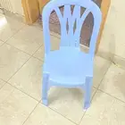 كرسيان بلاستيك مستعملان