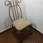 كراسي مع طاولة طعام