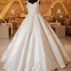 فستان زفاف وبدلة رجالي ماركة مقاس ميديوم ومتفرقات