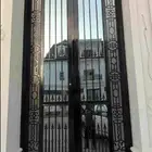 أبوابه حديد و زجاج